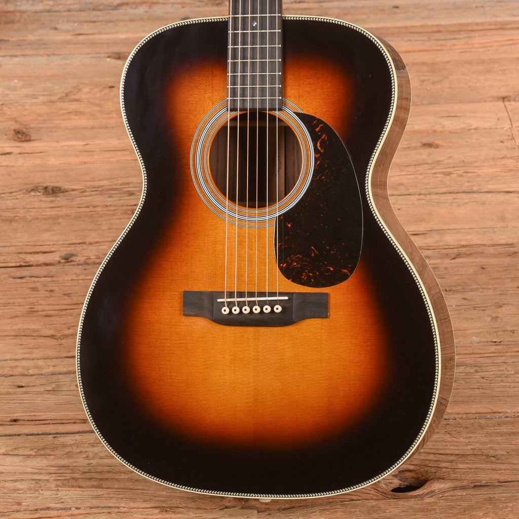 Martin Standard Series 000-28 Sunburst 2024 - Angle 2 | MUSICTONER