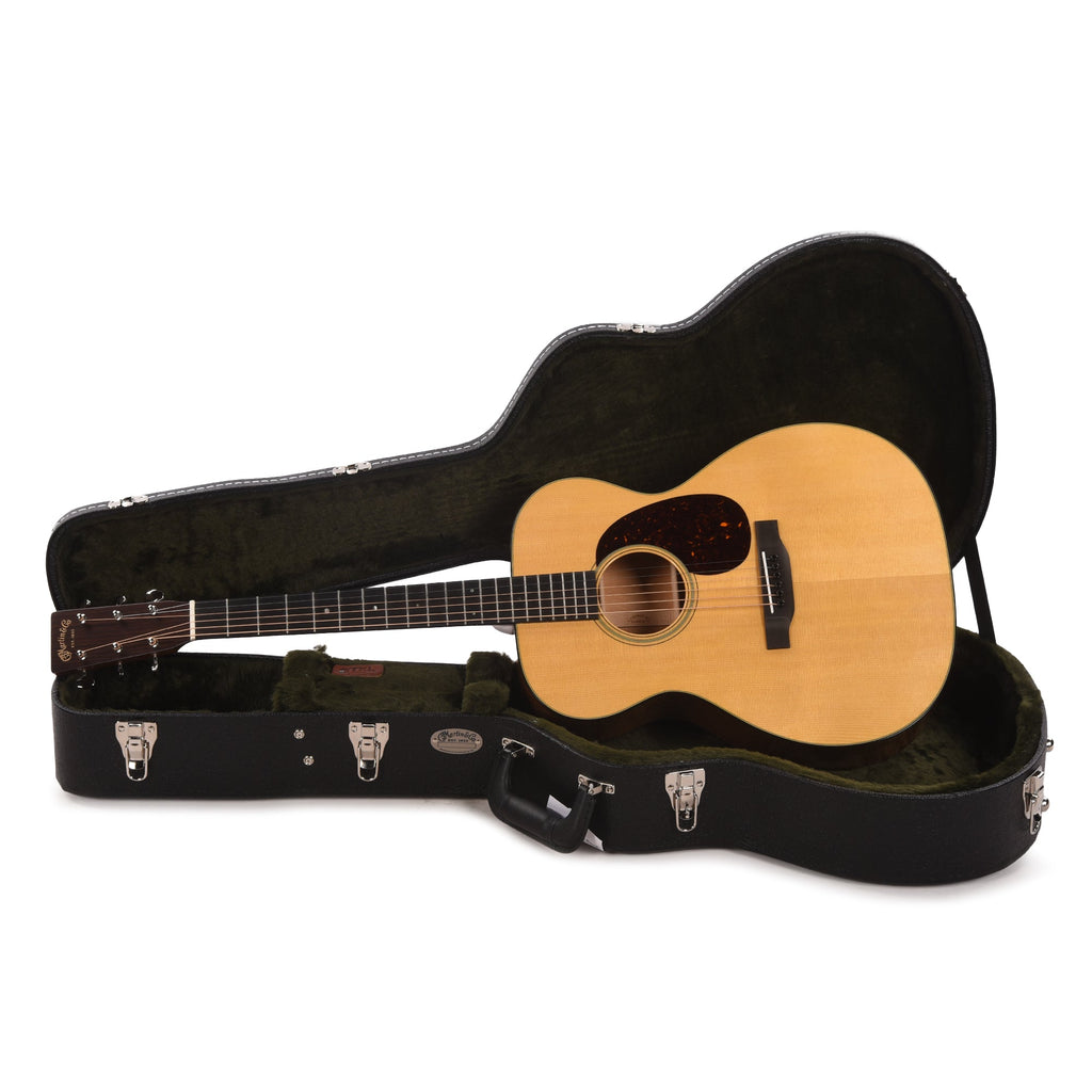 Martin Standard Series 000-18 Spruce/Mahogany Natural - Angle 9 | MUSICTONER