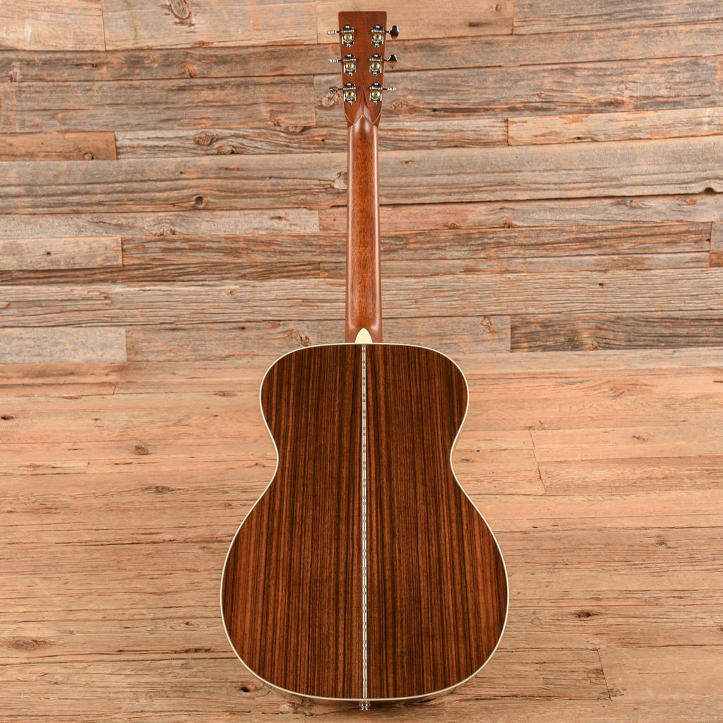 Martin 000-28 Sunburst 2025 - John Oates - Angle 5 | MUSICTONER