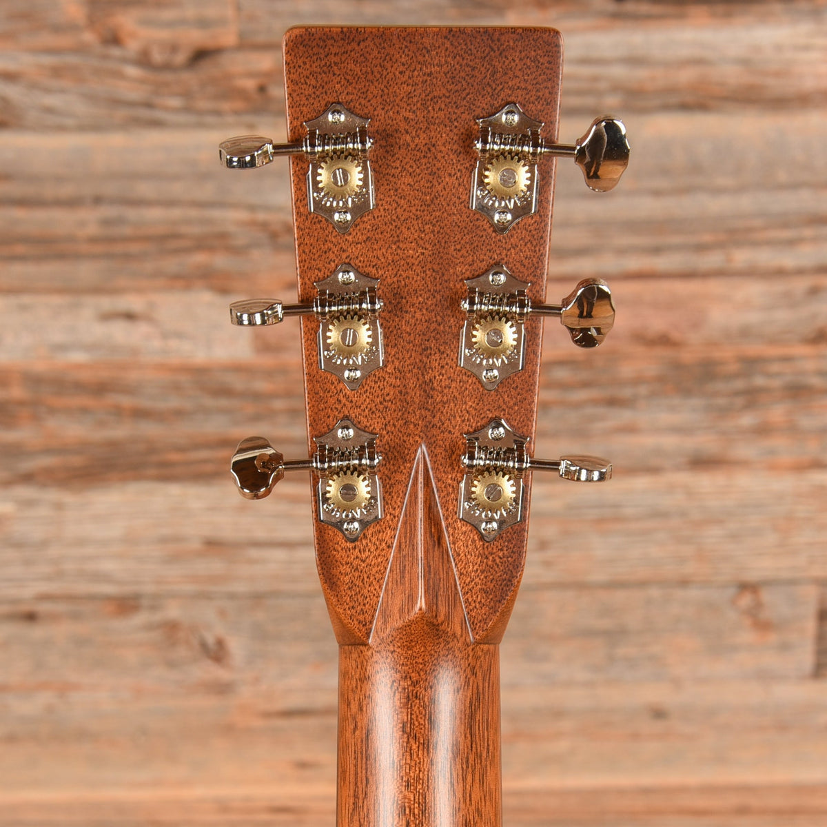 Martin 000-28 Sunburst 2025 - John Oates - Angle 7 | MUSICTONER