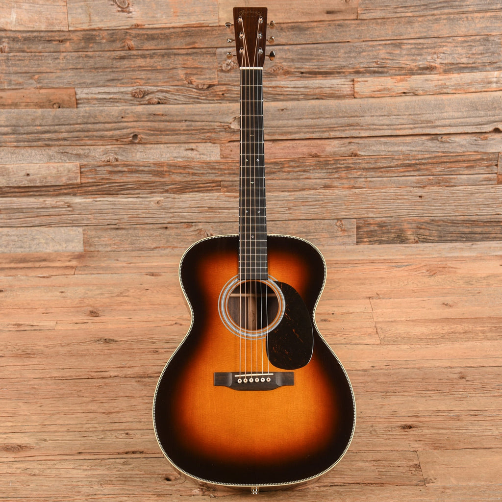 Martin 000-28 Sunburst 2025 - John Oates - Angle 4 | MUSICTONER