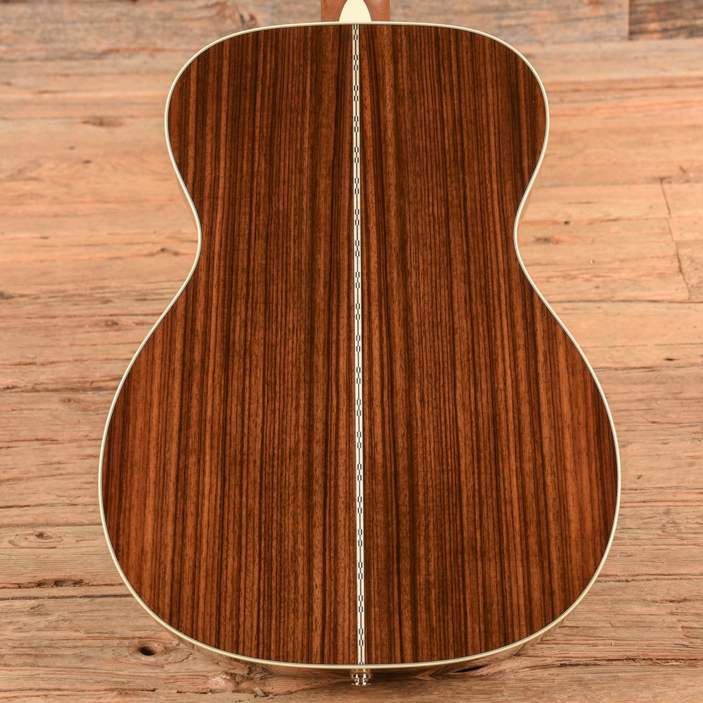 Martin 000-28 Sunburst 2025 - John Oates - Angle 3 | MUSICTONER