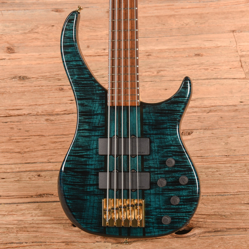 Peavey Cirrus 5 Blue - Angle 2 | MUSICTONER