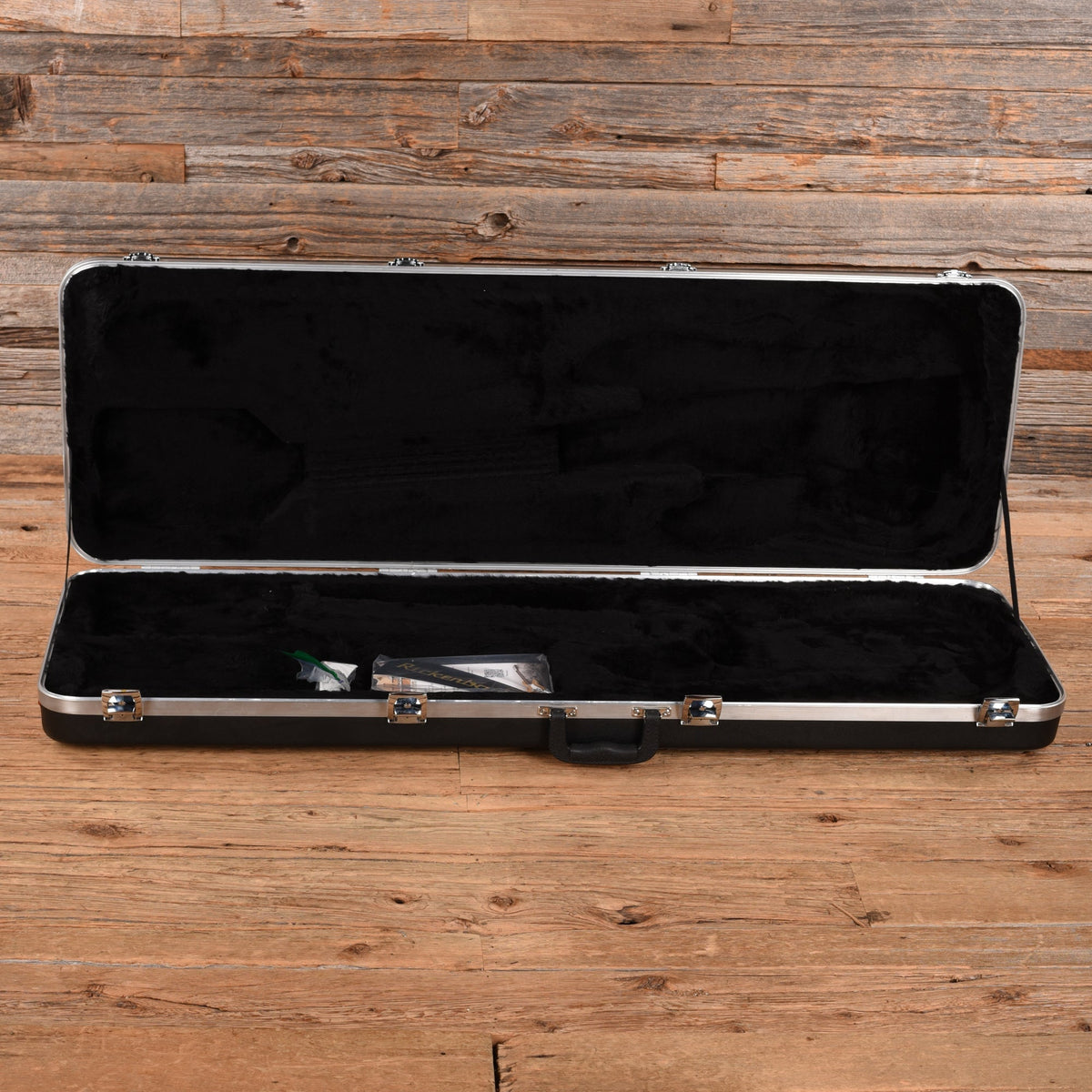 Rickenbacker 4003 Mapleglo 2024 - Angle 9 | MUSICTONER