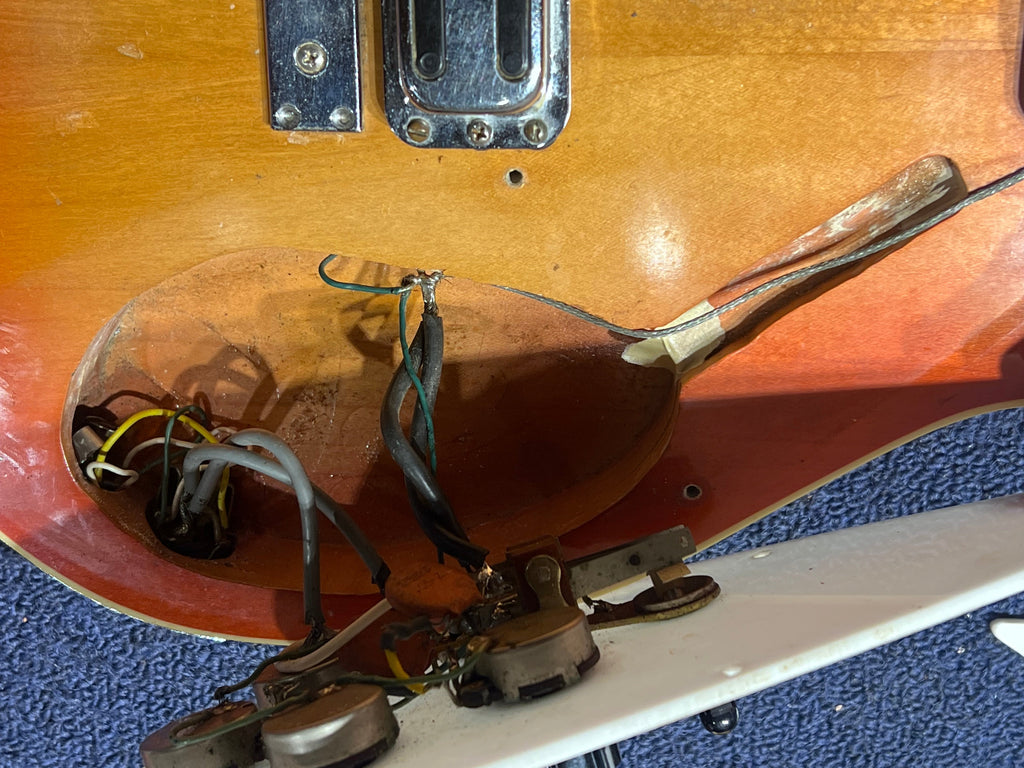 Rickenbacker 625 Fireglo 1962 - Angle 10 | MUSICTONER