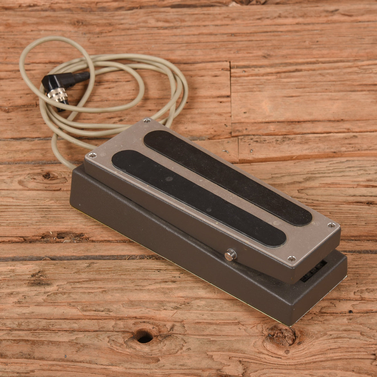 Shin-Ei Vibe-Bro Uni-Vibe Pedal - Angle 3 | MUSICTONER