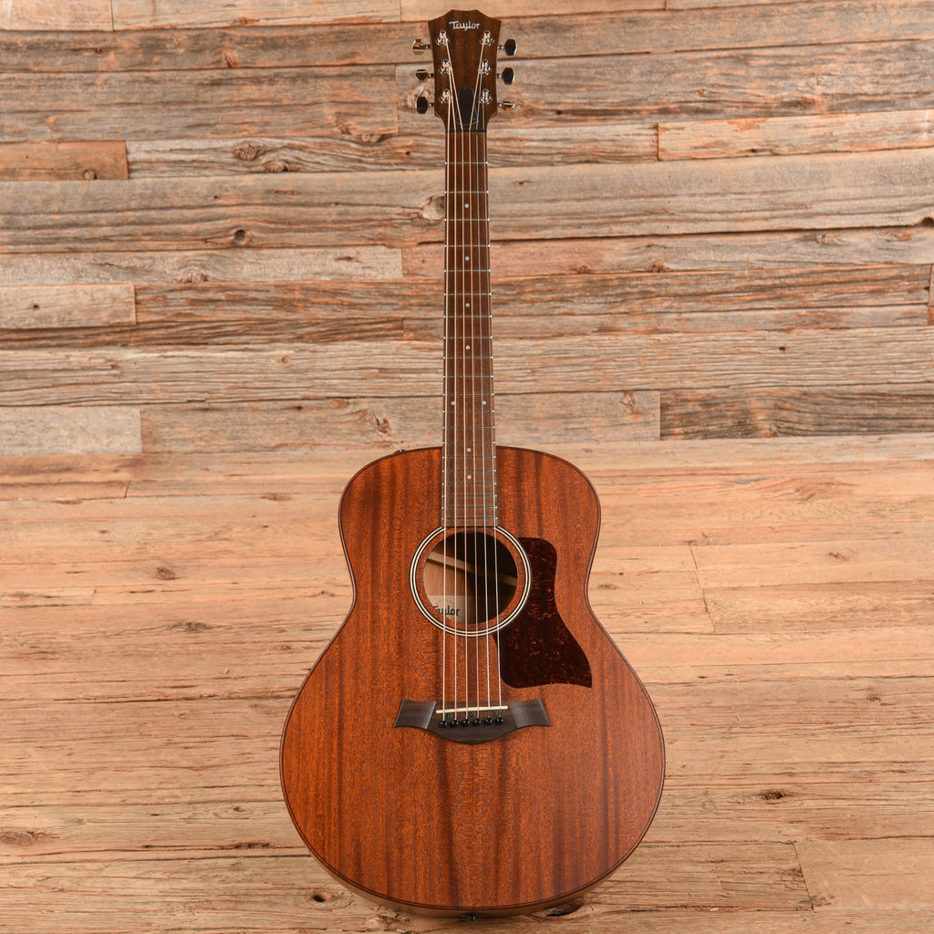 Taylor GTe Mahogany Natural - John Oates - Angle 4 | MUSICTONER