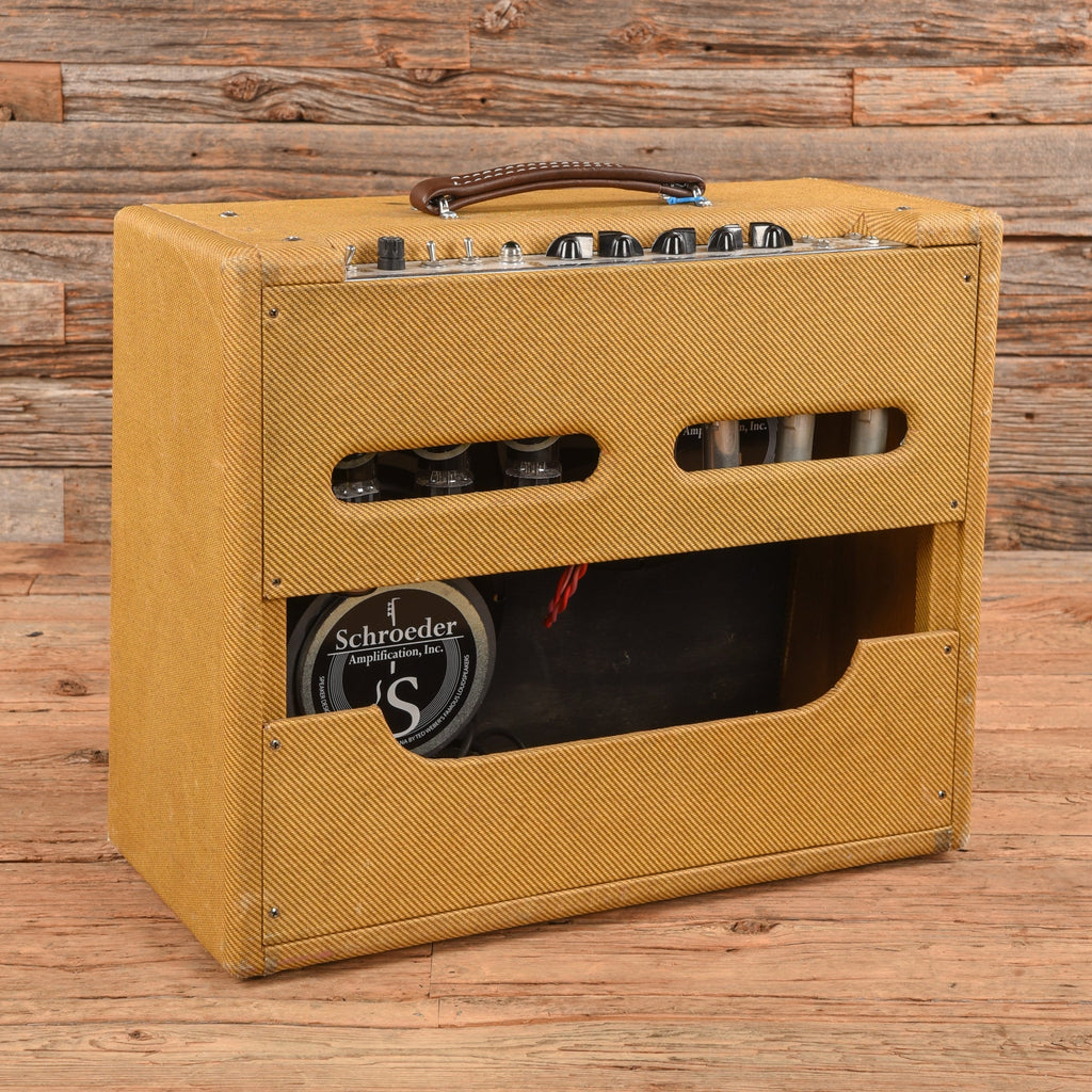 Victoria 35210 Tweed w/Schroeder Amplification 2110 Speakers - Angle 2 | MUSICTONER