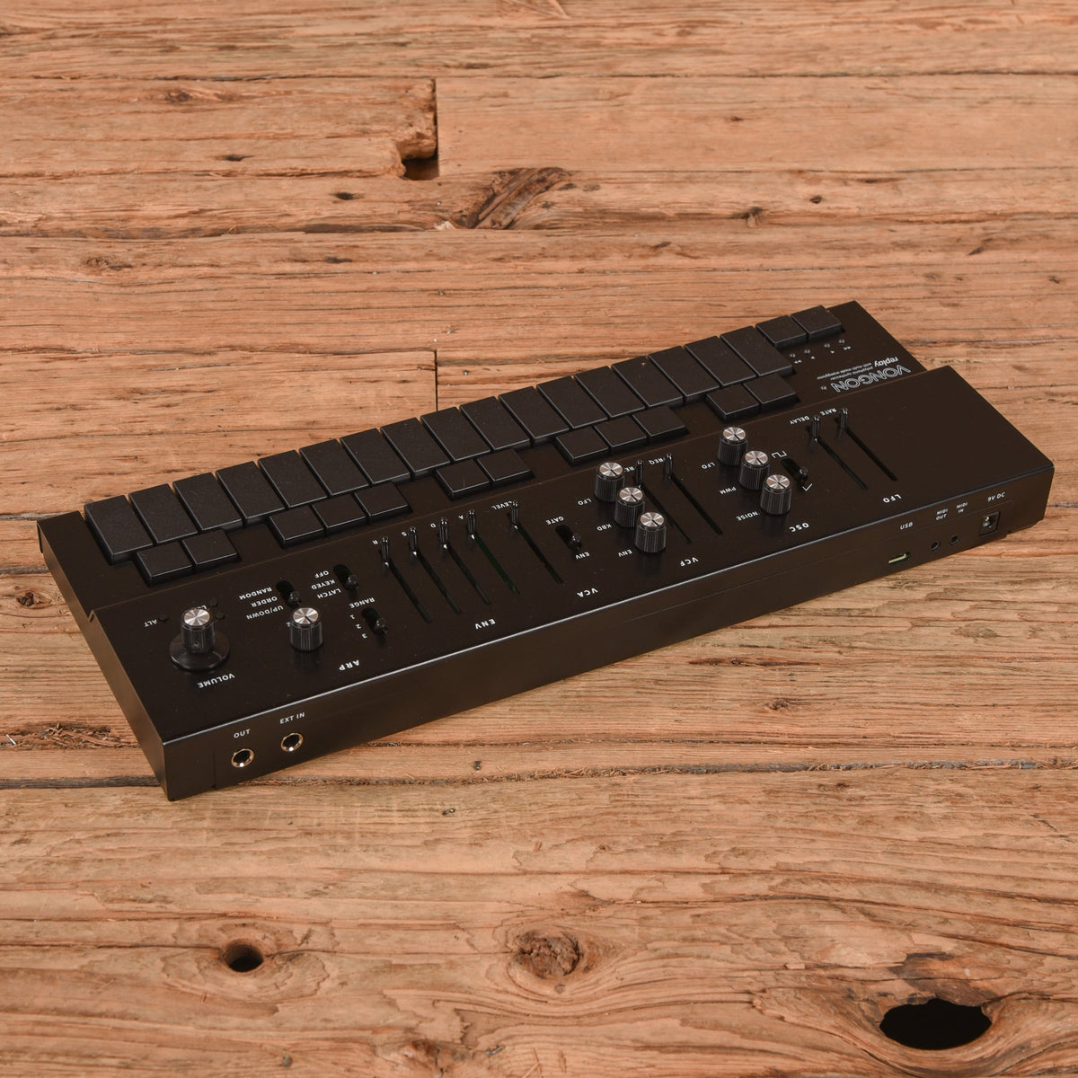 Vongon Replay 6-Voice Virtual Analog Synthesizer Black - Angle 2 | MUSICTONER
