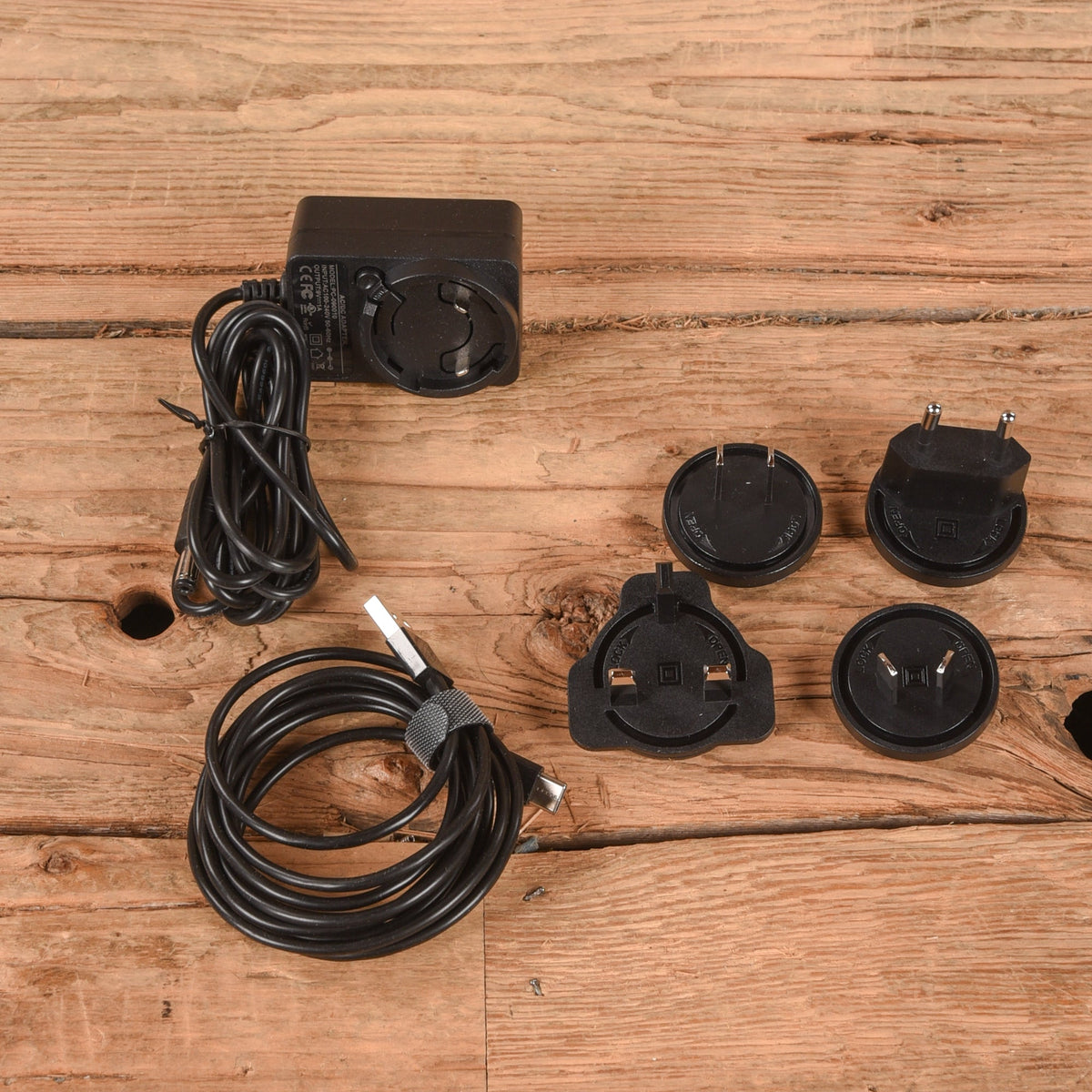 Vongon Replay 6-Voice Virtual Analog Synthesizer Black - Angle 3 | MUSICTONER